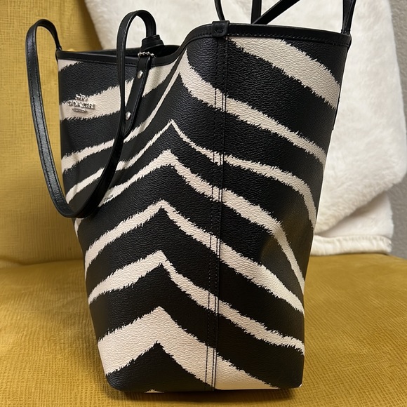 Reversible Coach bag - Picture 4 of 12